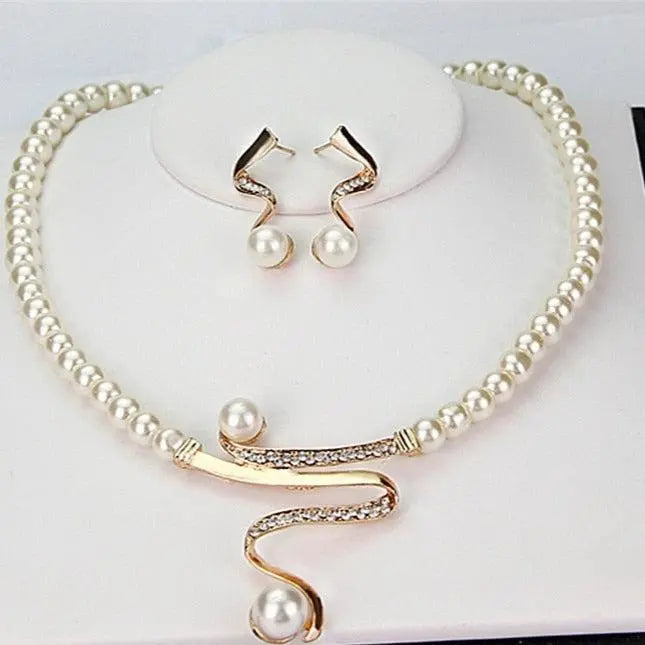 Necklace and earring set with natural pearls