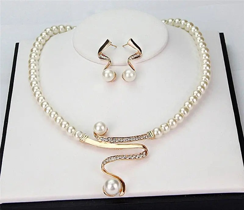 Necklace and earring set with natural pearls