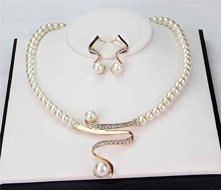Necklace and earring set with natural pearls