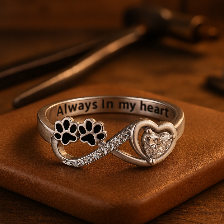 Ring with paw-shaped zirconia, heart and infinity symbol