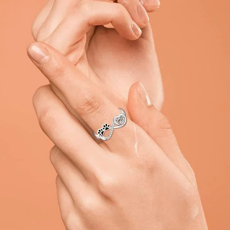 Ring with paw-shaped zirconia, heart and infinity symbol